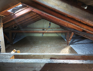 Zateplení stropu stávajícího rodinného domu foukanou izolací